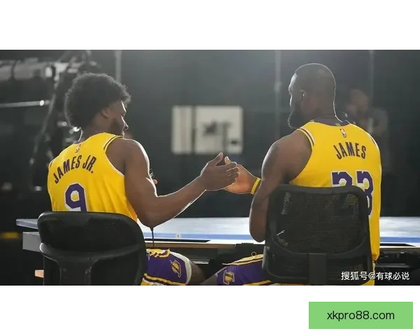 NBA历史首例父子同场助攻 布朗尼接詹姆斯传球命中三分